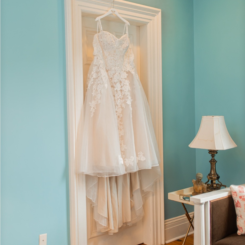 Elegant White Lace Wedding Dress